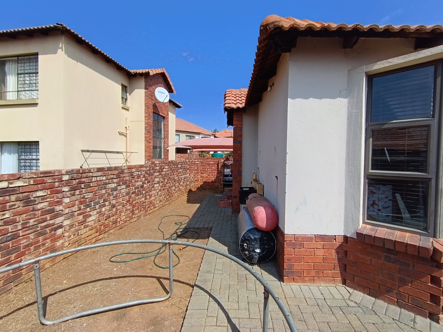 2 Bedroom Property for Sale in Waterval East North West